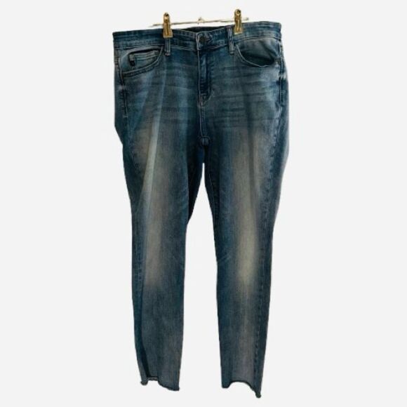 Judy Blue Cropped Jeans with Vintage Wash - Picture 1 of 6